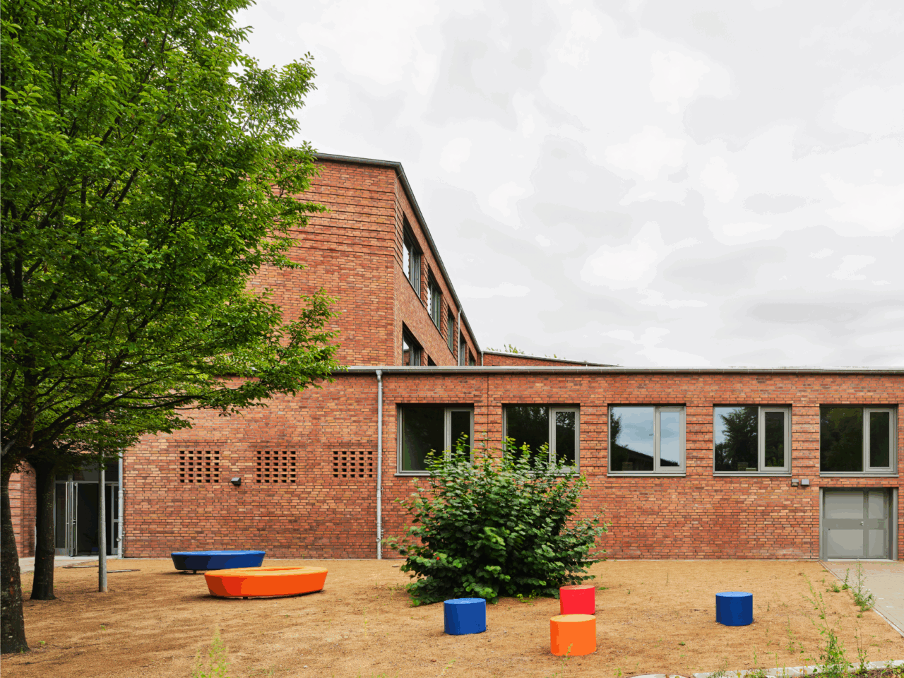 Außenansicht Stadtteitschule Fischbek-Falkenberg mit ihrem geschützten Pausenbereich