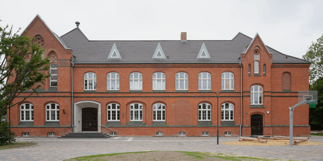 Otterndorf Elementary School after the renovation of the old school building