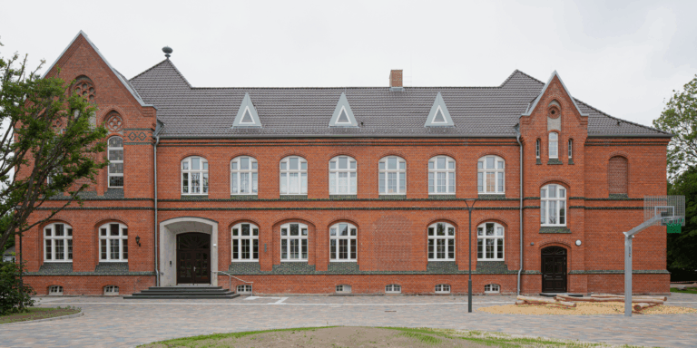 Otterndorf Elementary School after the renovation of the old school building