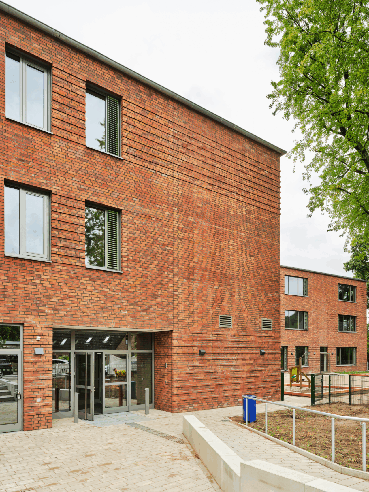 Stadtteilschule Fischbek-Falkenberg, Außenansicht mit Zick-Zack-Form des Gebäudes