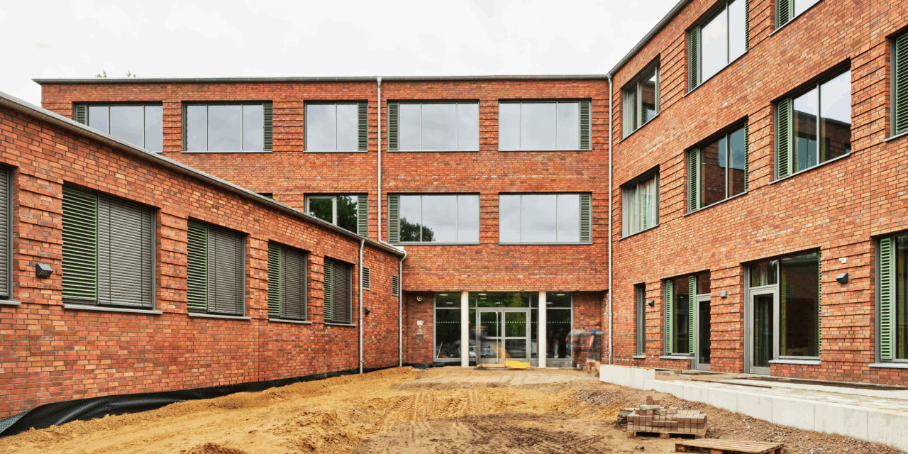 Außenansicht Stadtteilschule Fischbek-Falkenberg, Blick Richtung Haupteingang