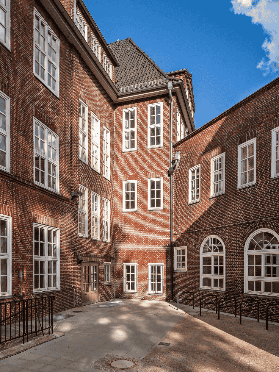 Blick auf die sanierte Außenhülle im Innenhof, die unter Berücksichtigung des Denkmalschutzes behutsam hergerichtet wurde.