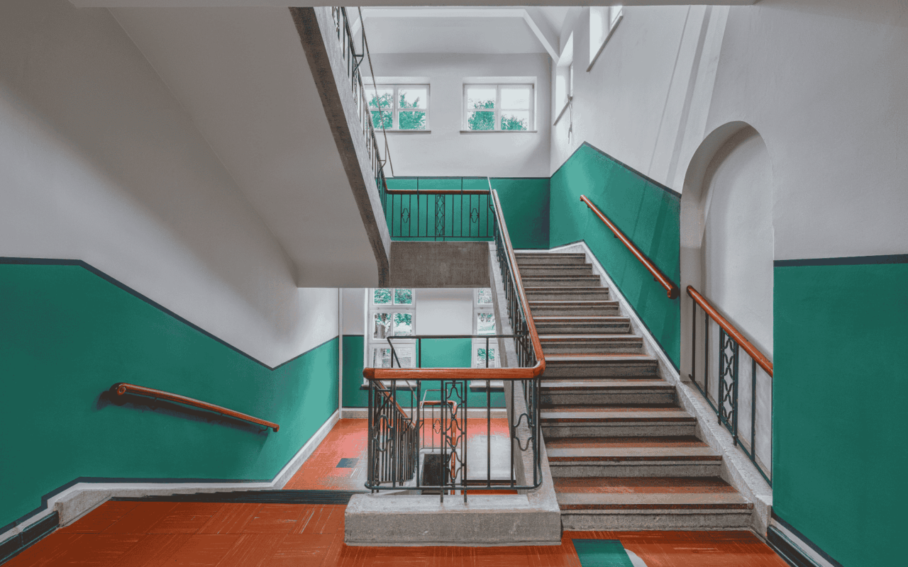 Im Treppenhaus wurden Details wie das schmiedeeiserne, verzierte Treppengeländer mit hölzernem Handlauf in Szene gesetzt.