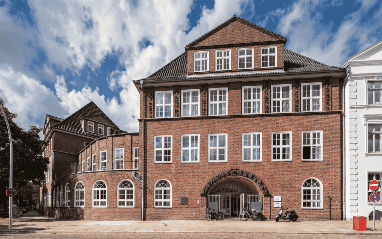 Außenansicht des Gebäudes im Stil des Backsteinexpressionismus am Übergang zu Hamburg St. Pauli.