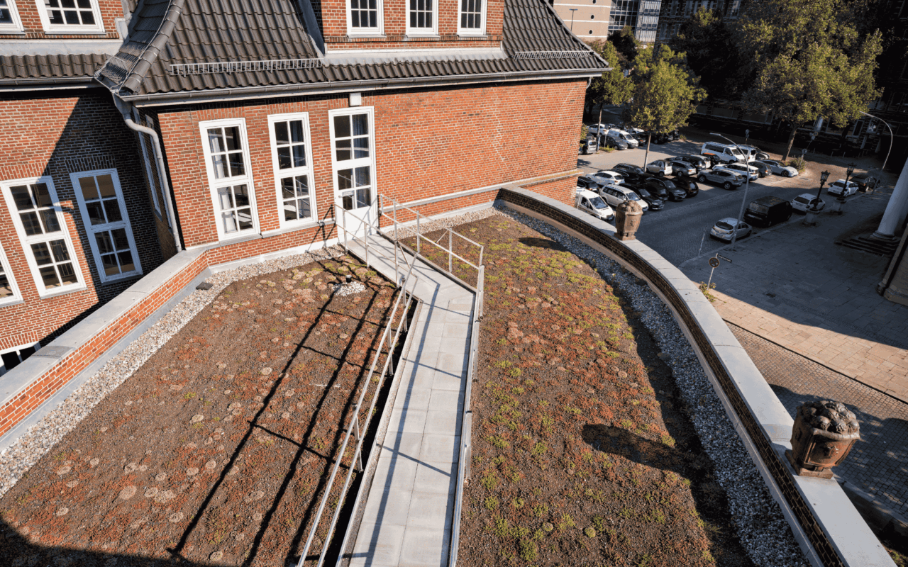 Dach, Terrassen und Einzelfenster wurden gemäß KfW-Standard Denkmal saniert.