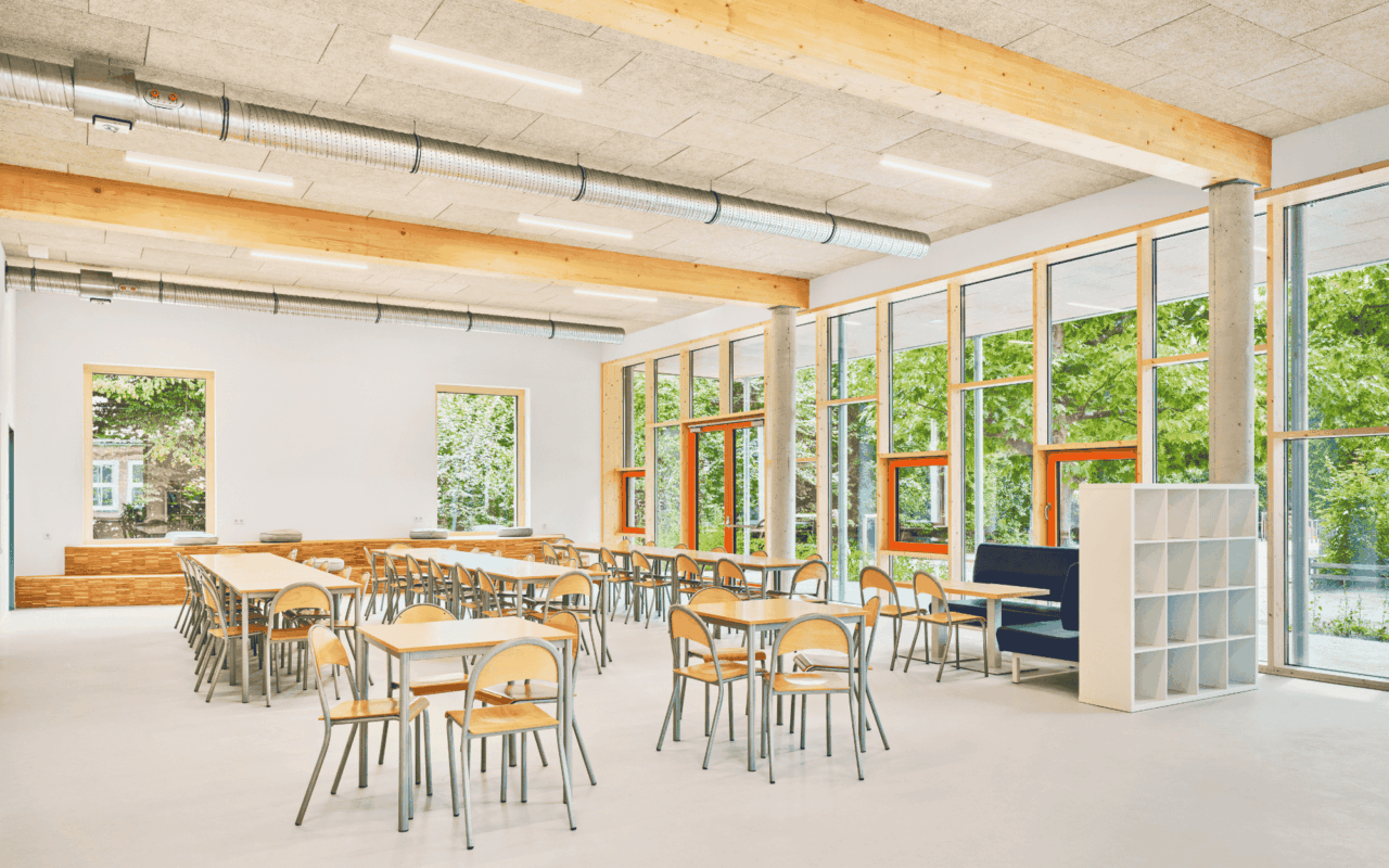 Der Speisesaal der Mensa Plön hat multifunktionale Qualitäten: Sitzplätze und Podest.