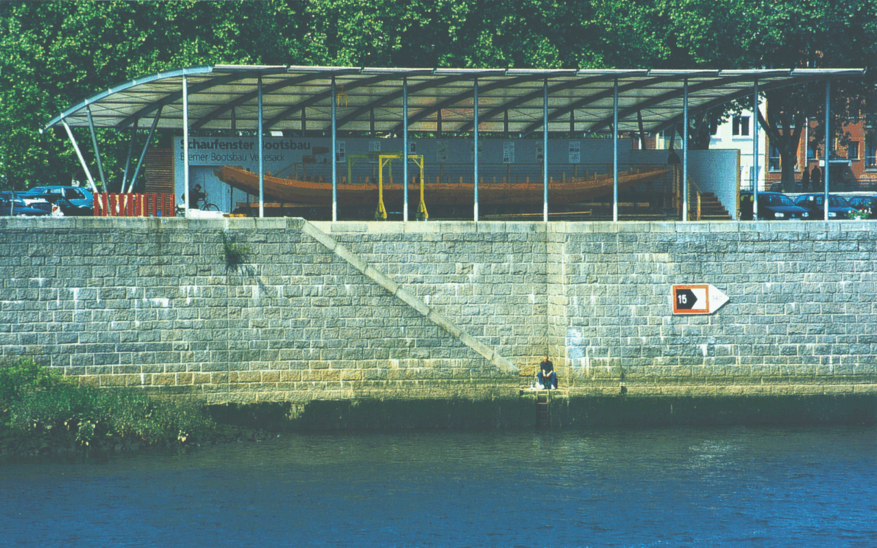 Blick auf die offene Werkstatt von der Weser