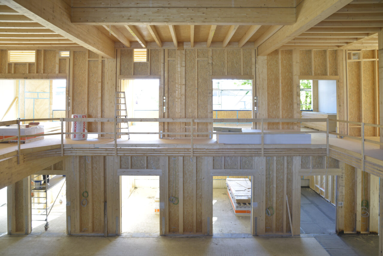 Der zweigeschossige Holzbau der Berufsschule HLA Lohne befindet sich mitten im Bau