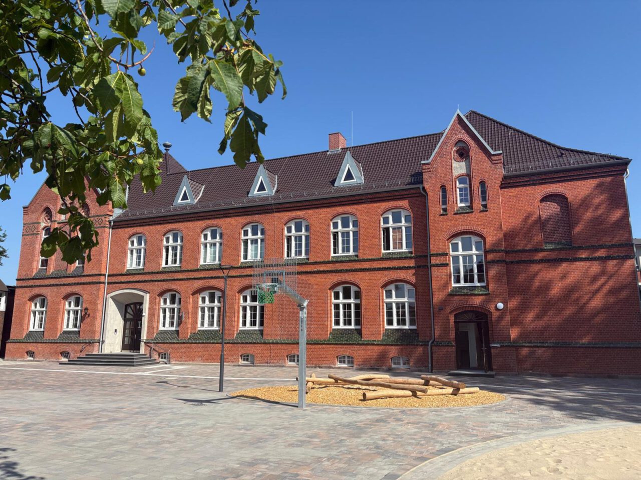 Der sanierte Altbau und der moderne Erweiterungsbau schaffen ein attraktives Ensemble
