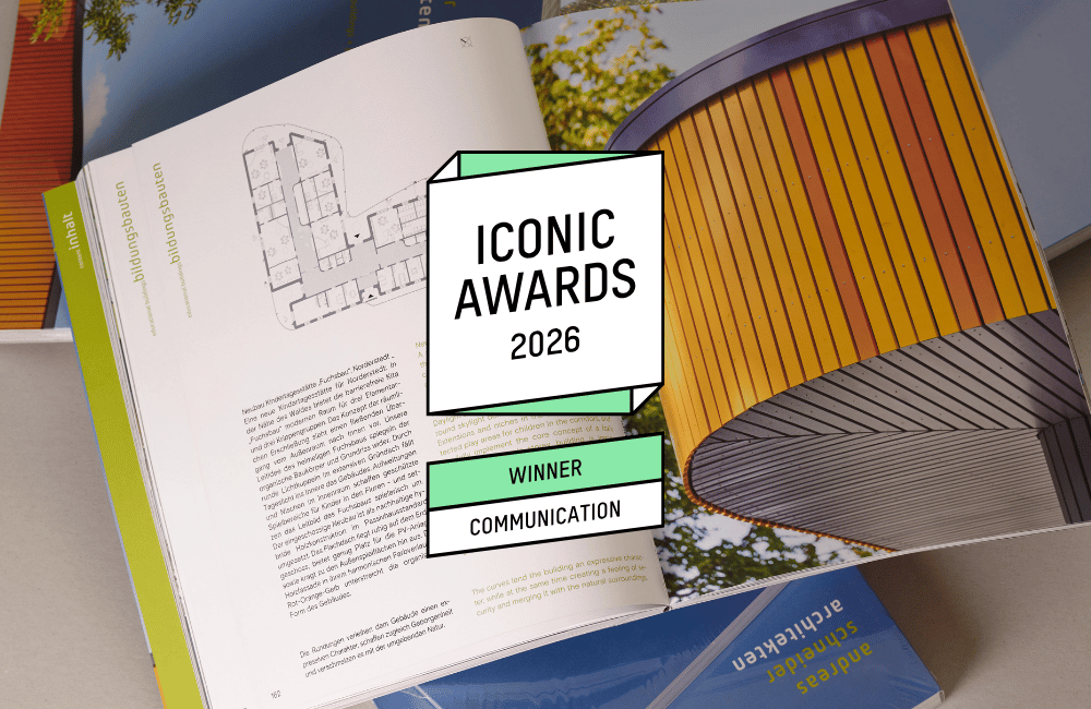 Die aufgeschlagene Publikation ist mit dem Logo für Winner bei den Iconic Awards 2026 versehen